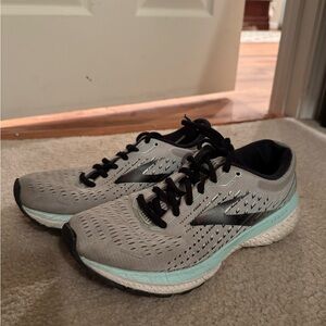 Brooks Gray and Black Athletic Running Shoes with Breathable Mesh